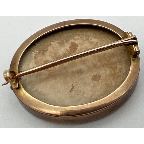 1045 - An antique miniature oil painting in a 9ct gold oval brooch. Painting depicts soldiers walking withi... 