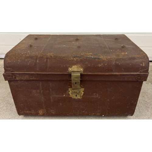 1396 - An Edwardian 2 handled tin trunk with original brass catch & lock and studded detail to lid. Brass c... 