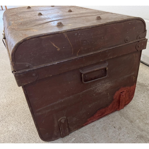 1396 - An Edwardian 2 handled tin trunk with original brass catch & lock and studded detail to lid. Brass c... 