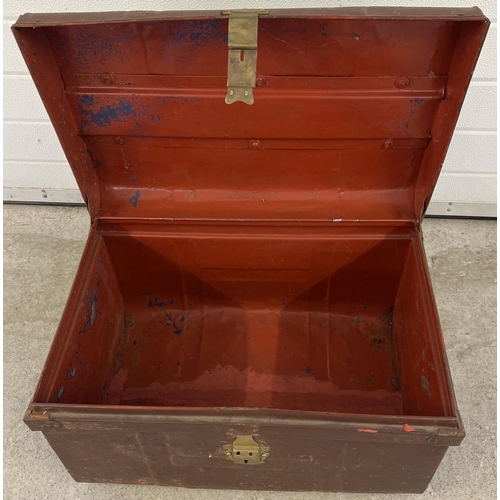 1396 - An Edwardian 2 handled tin trunk with original brass catch & lock and studded detail to lid. Brass c... 