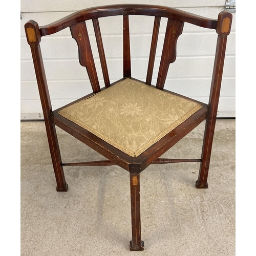 1407 - An Edwardian mahogany corner chair with satinwood inlaid detail to legs & back spindles of a floral ... 