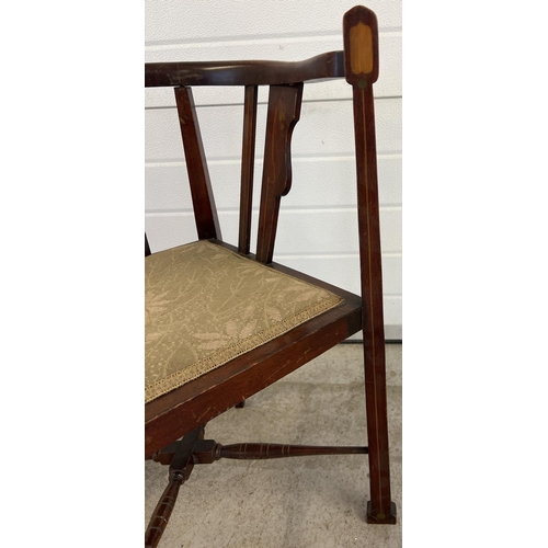 1407 - An Edwardian mahogany corner chair with satinwood inlaid detail to legs & back spindles of a floral ... 