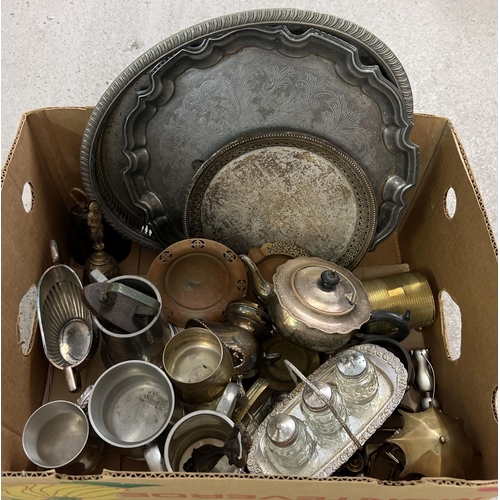 1177 - A box of assorted vintage metal ware items to include silver plated, pewter and brass items.