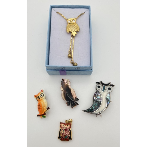 1097 - A small collection of owl design jewellery. To include a vintage slider necklace, silver brooch set ... 