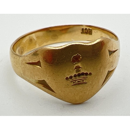 1101 - A vintage 18ct gold heart shaped signet ring with engraved emblem to cartouche. Stamped 18ct inside ... 