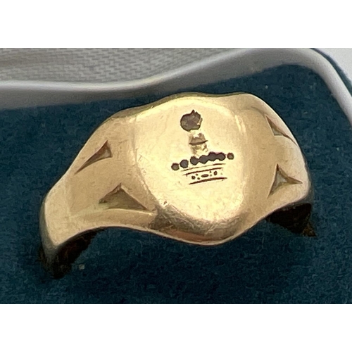 1101 - A vintage 18ct gold heart shaped signet ring with engraved emblem to cartouche. Stamped 18ct inside ... 