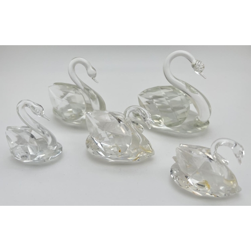 1261 - 2 marked Swarovski crystal swan figures together with 3 other unmarked crystal swans. In varying siz... 