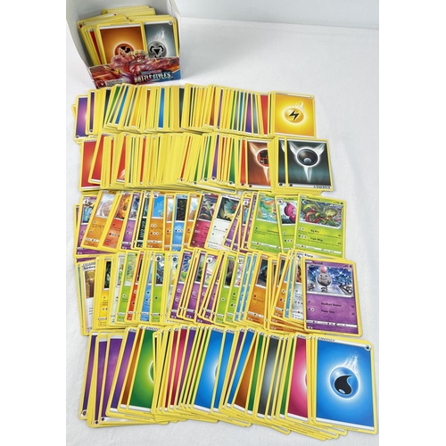 9 - 525 assorted Pokemon cards comprising 80 character cards and 445 energy cards.