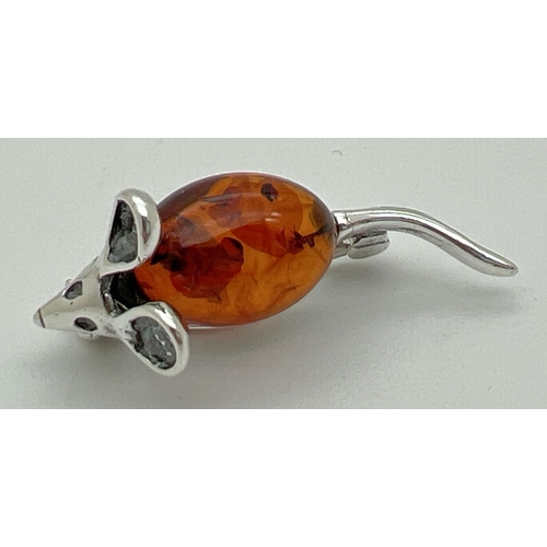 1008 - A small 925 silver and amber brooch modelled as a mouse. Stamped 925 to underside. Approx. 3.5cm lon... 