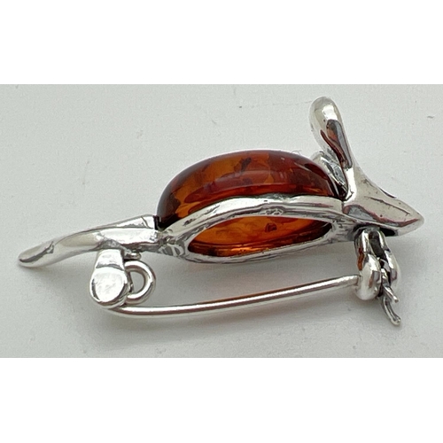 1008 - A small 925 silver and amber brooch modelled as a mouse. Stamped 925 to underside. Approx. 3.5cm lon... 