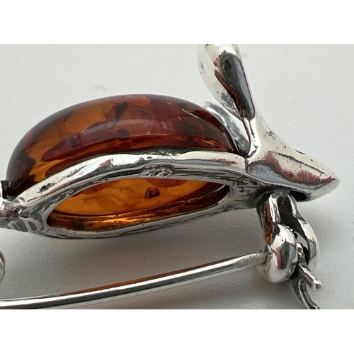 1008 - A small 925 silver and amber brooch modelled as a mouse. Stamped 925 to underside. Approx. 3.5cm lon... 