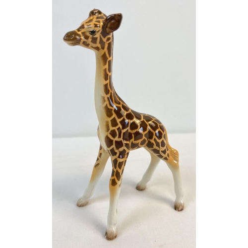 1204 - A Beswick ceramic figure of a giraffe, model #853. In gloss finish, approx. 18cm tall. No chips, cra... 