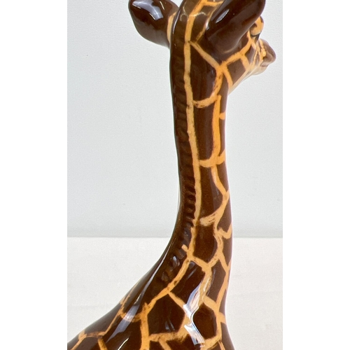 1204 - A Beswick ceramic figure of a giraffe, model #853. In gloss finish, approx. 18cm tall. No chips, cra... 