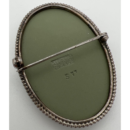 1026 - A vintage large oval shaped green Wedgwood brooch in silver rope design mount. Hallmarked London 197... 