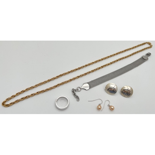 1029 - A small quantity of costume jewellery in varying conditions. To include 18ct gold plated band ring, ... 