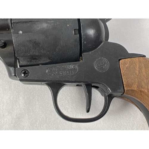 1172 - A pair of BBE ME Ranger 9mm Knall .380 replica revolvers. Both black with brown wooden grips. With b... 