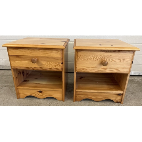 1433 - A pair of modern pine bedside cabinets with drawer and undershelf, shaped bottom and wooden knob han... 