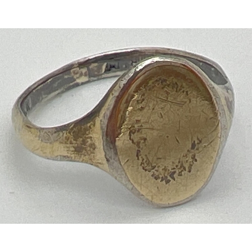 1081 - A vintage 9ct gold on silver oval signet ring with empty cartouche. Misshaped, Size Q.