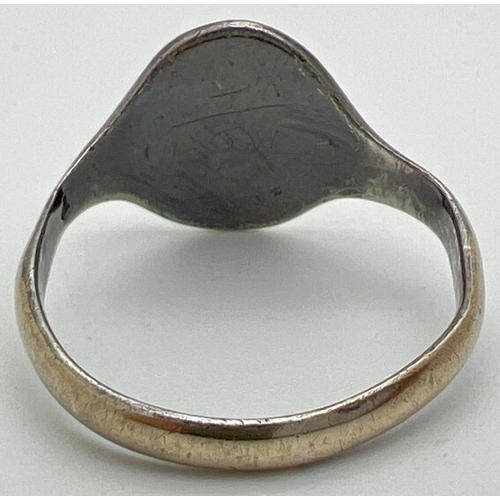 1081 - A vintage 9ct gold on silver oval signet ring with empty cartouche. Misshaped, Size Q.