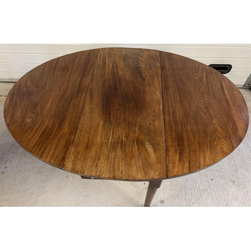 1440 - A Georgian mahogany oval topped, drop leaf dining table with pull out leg supports. Raised on straig... 