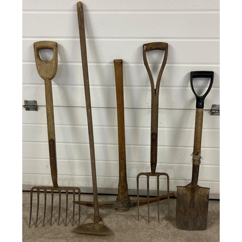 1407 - 5 vintage wooden handled garden tools. To include 2 forks (4 prong & 8 prong), pick axe and digging ... 