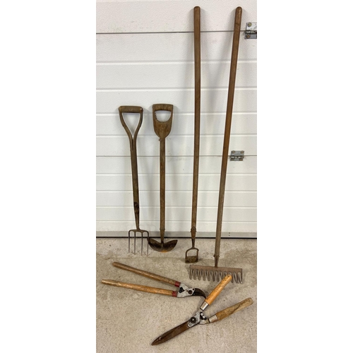 1409 - 6 vintage wooden handled garden tools. To include small fork, hoe, rake and edging tool.