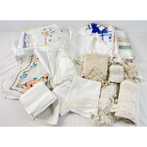 1341 - A box of assorted vintage table linen, doilies, napkins and lace trim.