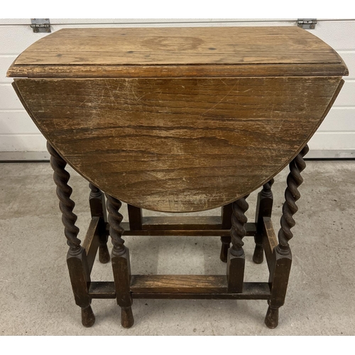 1447 - A small vintage oak barley twist gate leg, drop leaf table. Approx. 73 x 92 x 60 cm fully extended.