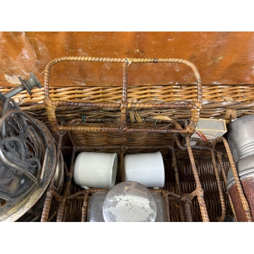 1345 - An early 20th century Drew & Sons 'En Route' picnic hamper for 4, circa 1910. With leather straps an... 