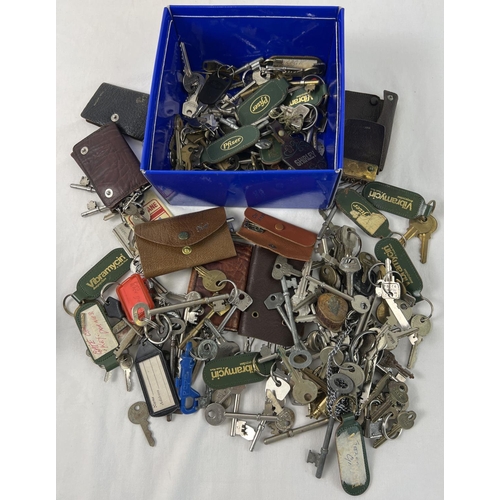 1350 - A box of 100+ keys, key pouches and keyrings. Keys in various sizes and designs.