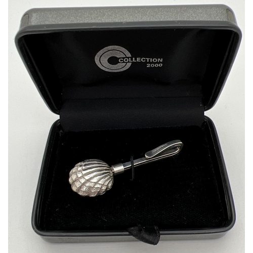 1121 - A boxed 925 Millenium silver napkin hook with scallop shell shaped clasp. Fully hallmarked for Londo... 