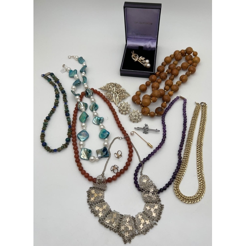 1089 - A collection of assorted vintage & more modern costume jewellery. To include amethyst beaded necklac... 