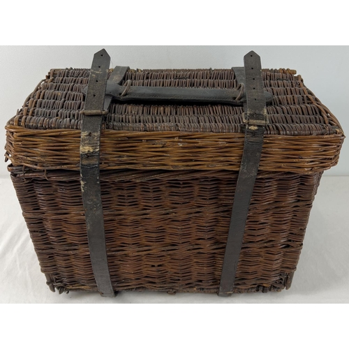 1356 - An early 20th century Drew & Sons 'En Route' picnic hamper for 2. With leather straps, handle missin... 