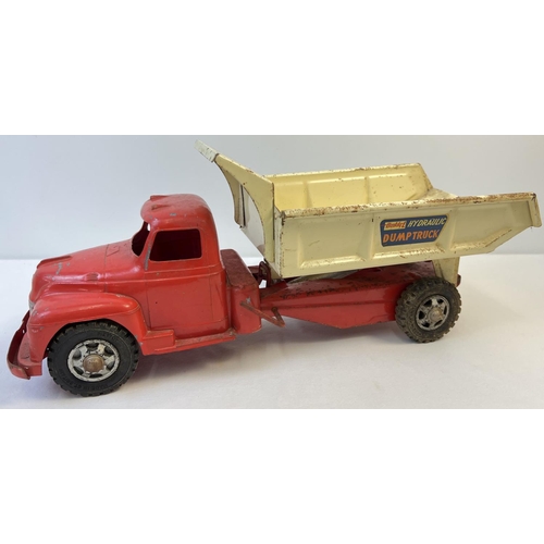 1367 - A vintage 1950's tinplate Buddy L Hydraulic Dump Truck, by Mettoy. Painted red cabin and base with c... 