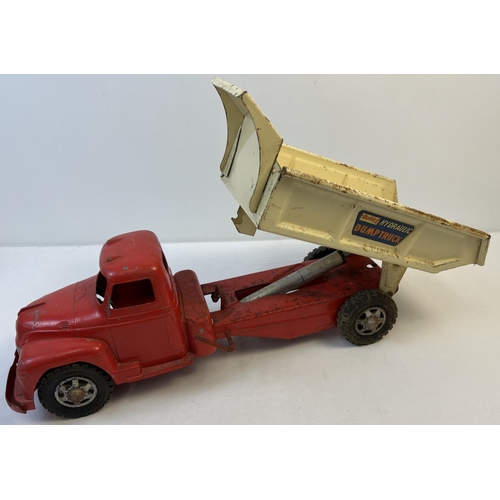 1367 - A vintage 1950's tinplate Buddy L Hydraulic Dump Truck, by Mettoy. Painted red cabin and base with c... 