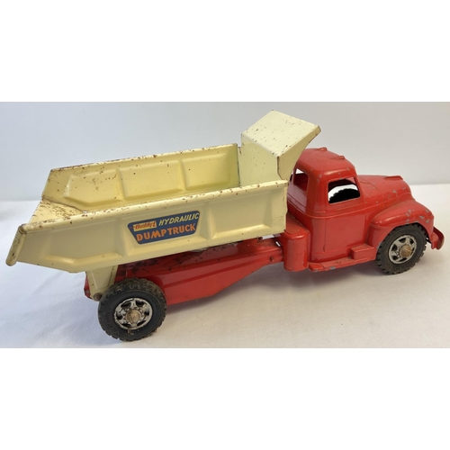 1367 - A vintage 1950's tinplate Buddy L Hydraulic Dump Truck, by Mettoy. Painted red cabin and base with c... 