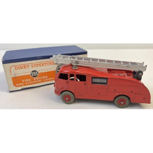 1368 - A boxed Dinky Supertoys Fire Engine with extending ladder #555, in very good original condition. In ... 