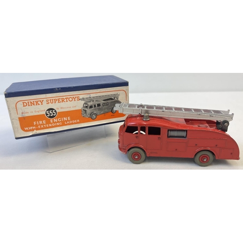 1368 - A boxed Dinky Supertoys Fire Engine with extending ladder #555, in very good original condition. In ... 