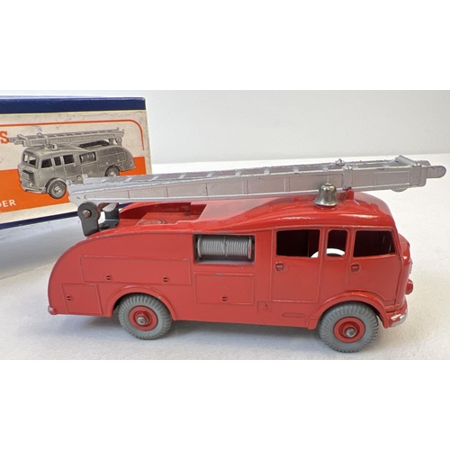 1368 - A boxed Dinky Supertoys Fire Engine with extending ladder #555, in very good original condition. In ... 