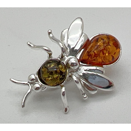 1004 - A small 925 silver and amber brooch modelled as a bee, stamped 925 to underside and with makers init... 