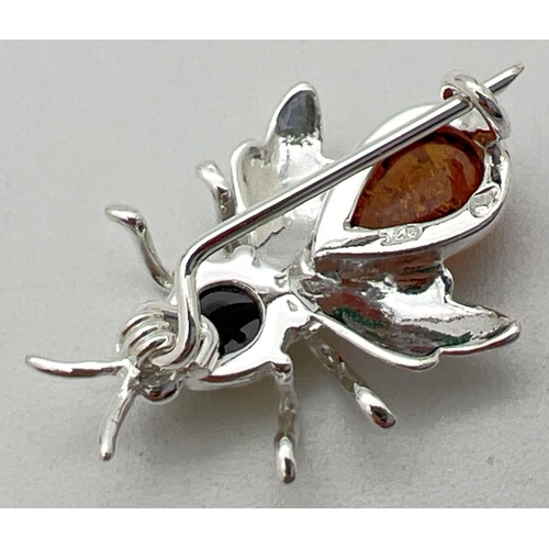 1004 - A small 925 silver and amber brooch modelled as a bee, stamped 925 to underside and with makers init... 