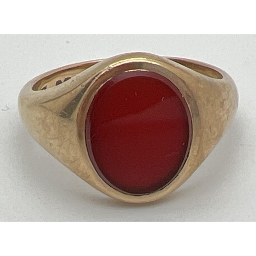 1017 - A 9ct gold signet ring set with an oval of carnelian. Full hallmarks to inside of ring. Ring size Q.... 