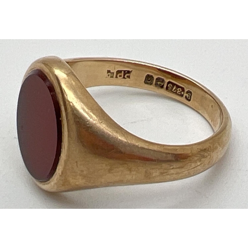 1017 - A 9ct gold signet ring set with an oval of carnelian. Full hallmarks to inside of ring. Ring size Q.... 