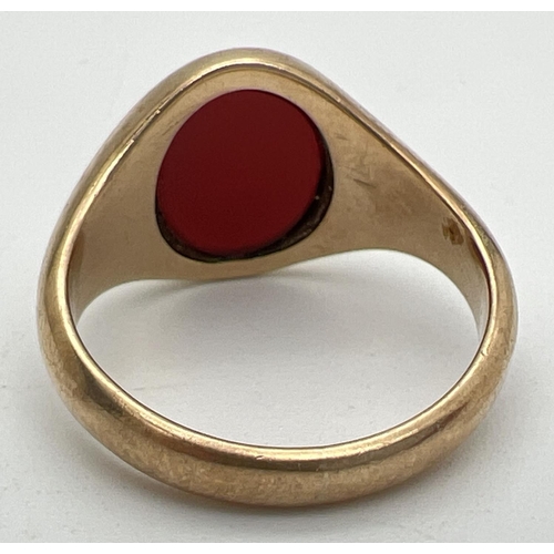 1017 - A 9ct gold signet ring set with an oval of carnelian. Full hallmarks to inside of ring. Ring size Q.... 