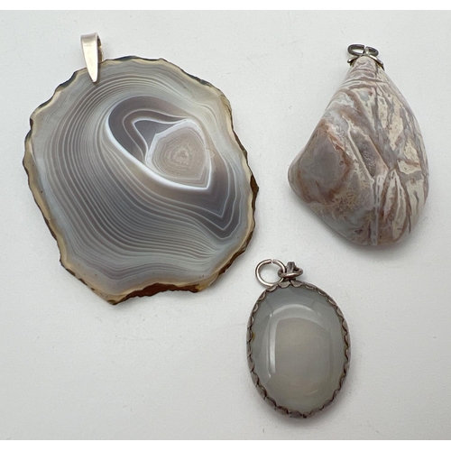 1020 - 3 natural stone pendants to include an agate slice with silver bale. Largest pendant approx. 6.5cm x... 