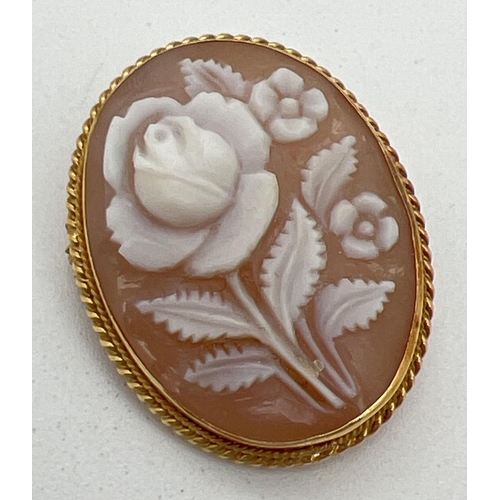 1033 - A carved rose design cameo brooch pendant in a 18ct gold mount. Brooch pin and folding bale to rever... 