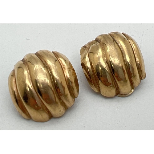 1042 - A pair of 9ct gold vintage style square shaped clip on earrings with ridge design. Both marked 375 t... 