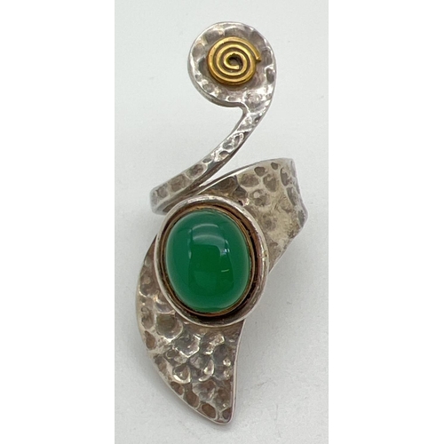 1048 - A silver contemporary design statement ring with copper and brass accents and green cabochon stone. ... 