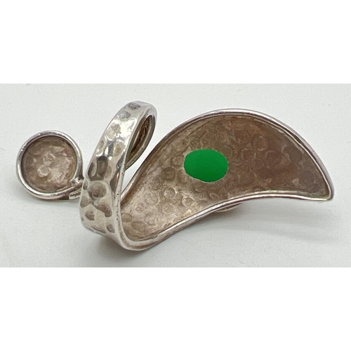 1048 - A silver contemporary design statement ring with copper and brass accents and green cabochon stone. ... 