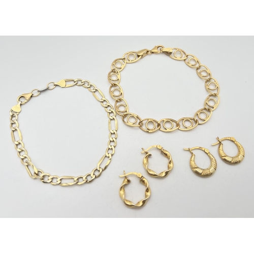 1054 - 4 items of silver gilt jewellery. A Figaro chain bracelet with lobster claw clasp; a pair of small t... 